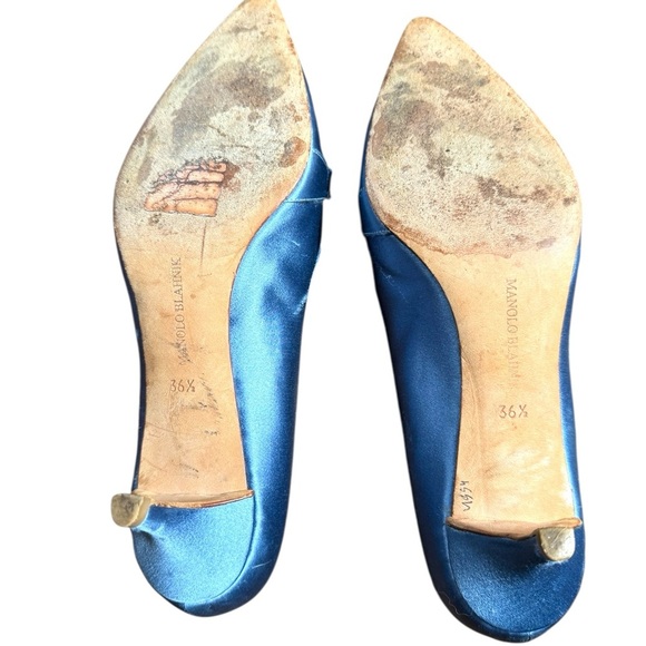 Manolo Blahnik Satin low pump with Crystal Embellishment - Picture 5 of 7